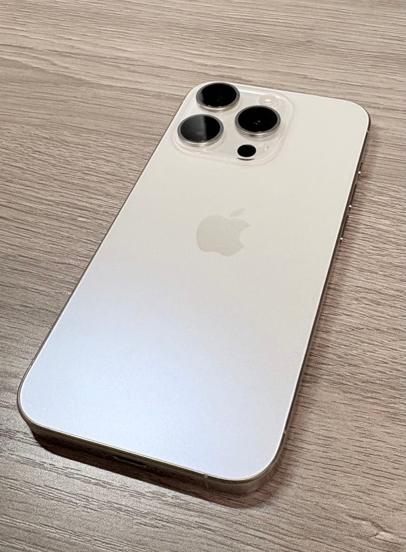 iPhone 15 Pro 256GB ホワイトチタニウム　SIMフリー