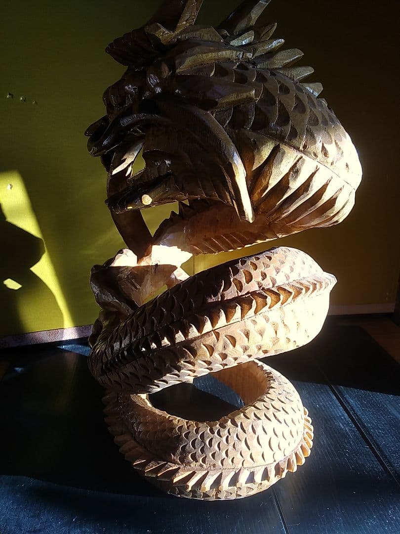 ドラゴンの木製彫刻 約30cm