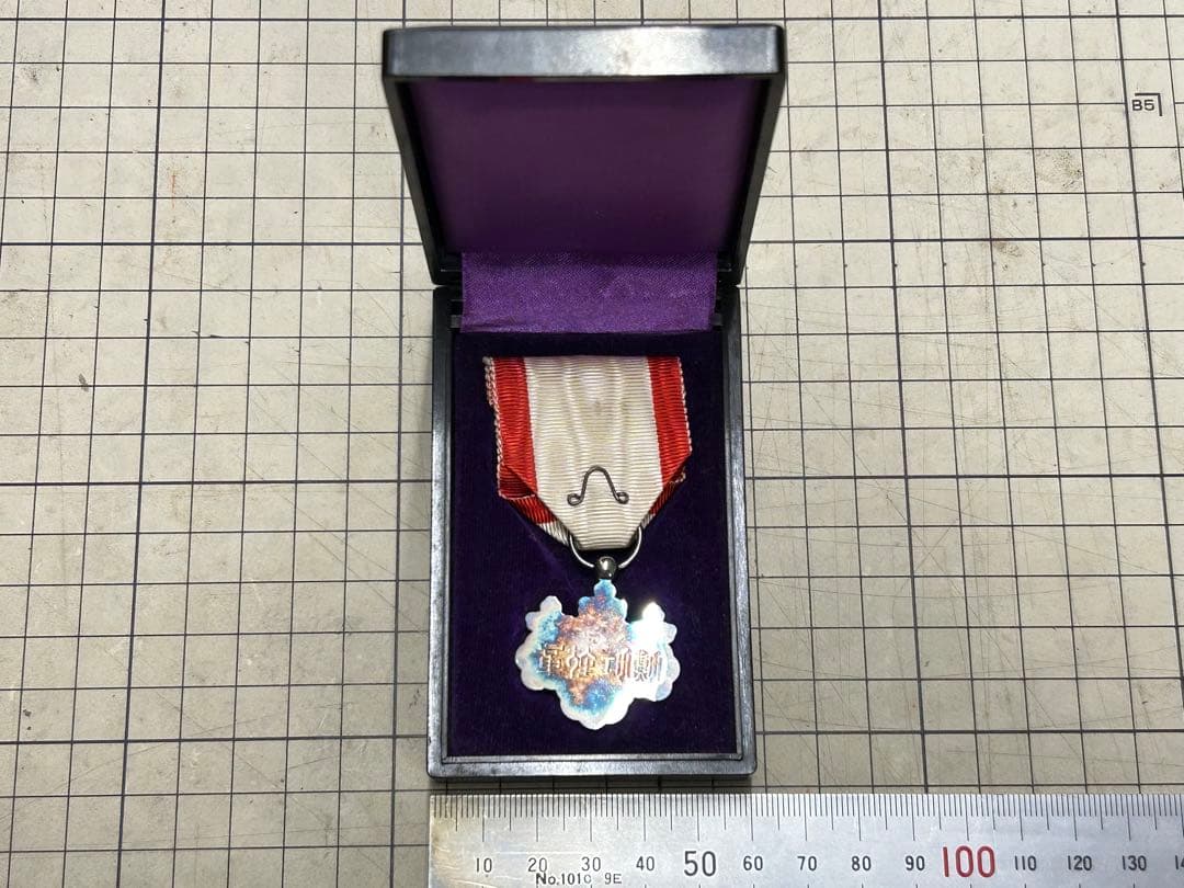 勲八等白色桐葉章　記念品　銀製　徽章　ケース付き
