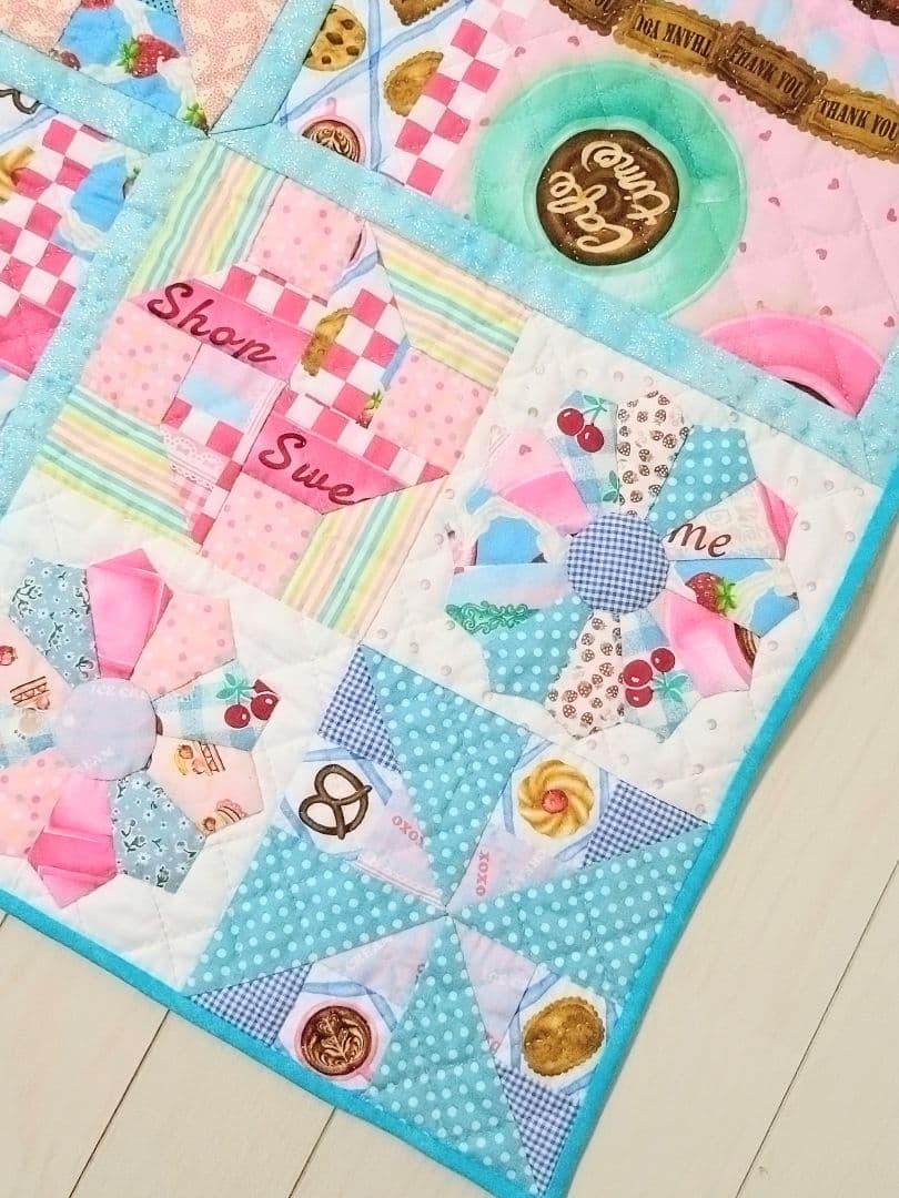 スイーツ パッチワークキルト　完成品　マルチカバー　ベッドカバー