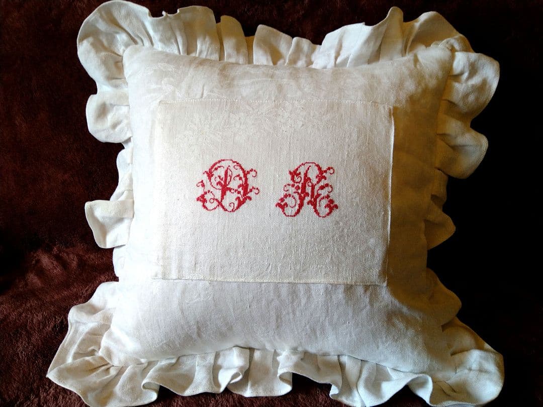 ※限定品※フランスアンティーク　イニシャル手刺繍　クッション