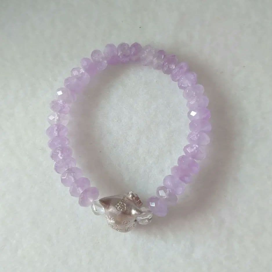 ラベンダーアメジスト　ハンドメイドパーツ猫ブレスレット　素敵な逸品