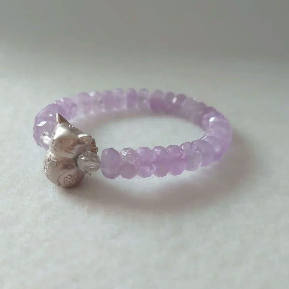 ラベンダーアメジスト　ハンドメイドパーツ猫ブレスレット　素敵な逸品
