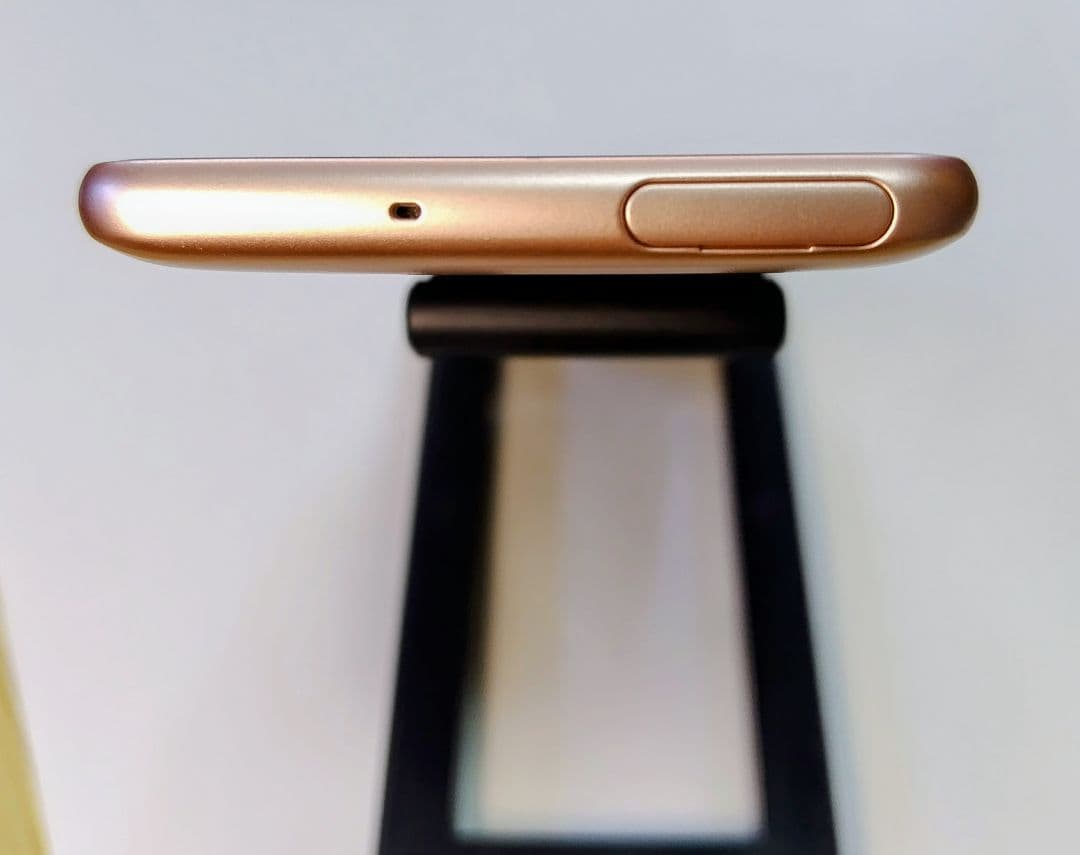 docomo AQUOS arrows F-41A ゴールド