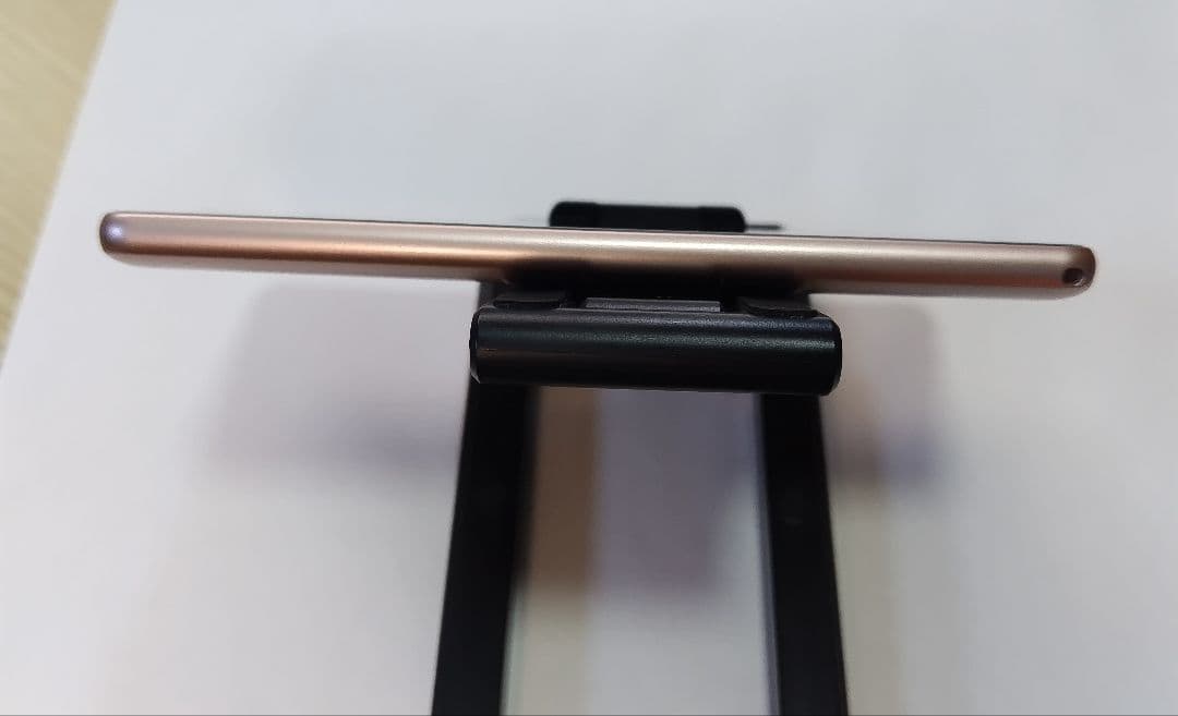 docomo AQUOS arrows F-41A ゴールド