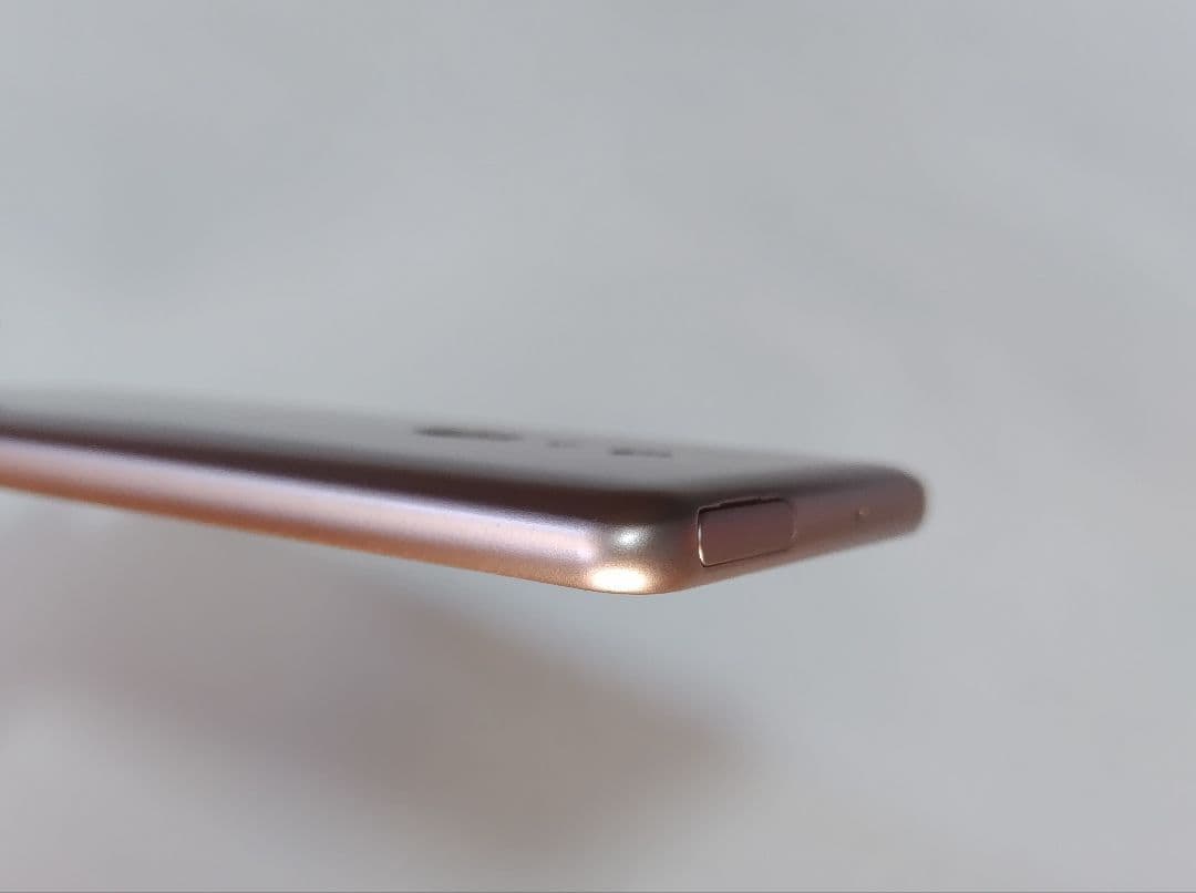 docomo AQUOS arrows F-41A ゴールド
