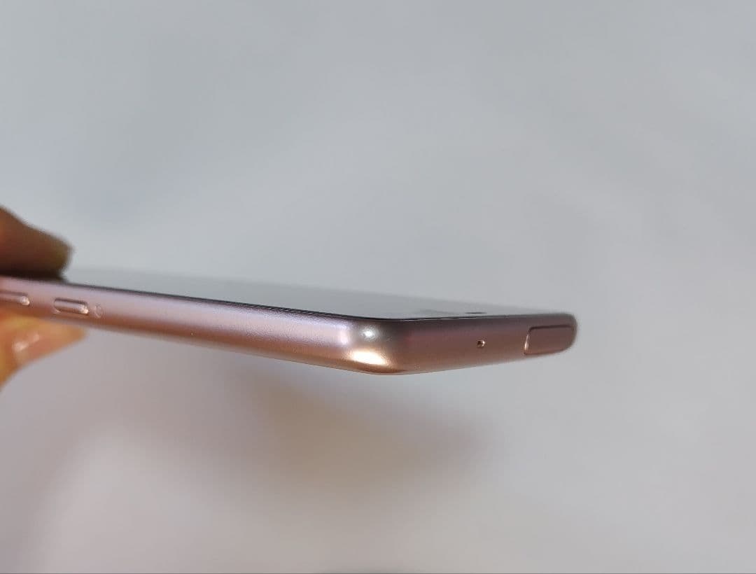 docomo AQUOS arrows F-41A ゴールド