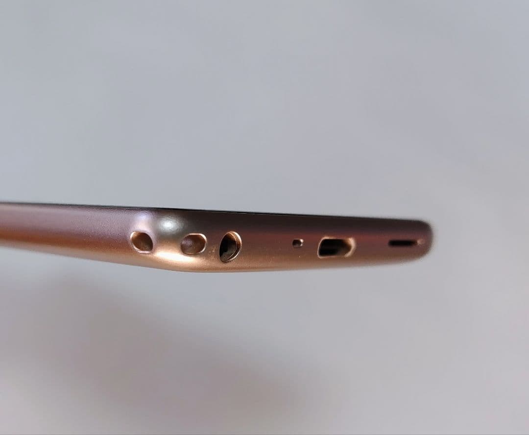 docomo AQUOS arrows F-41A ゴールド