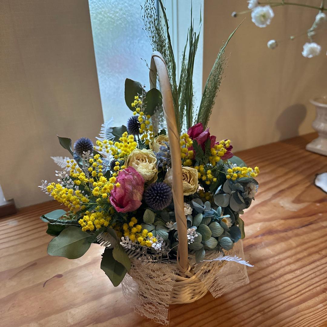 早春〜白薔薇とミモザの花籠〜