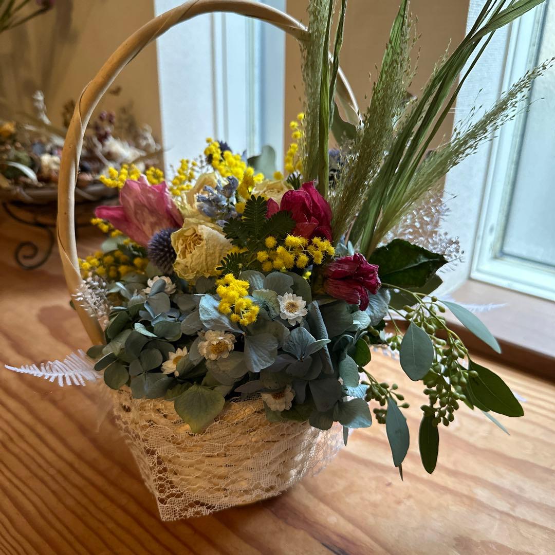 早春〜白薔薇とミモザの花籠〜