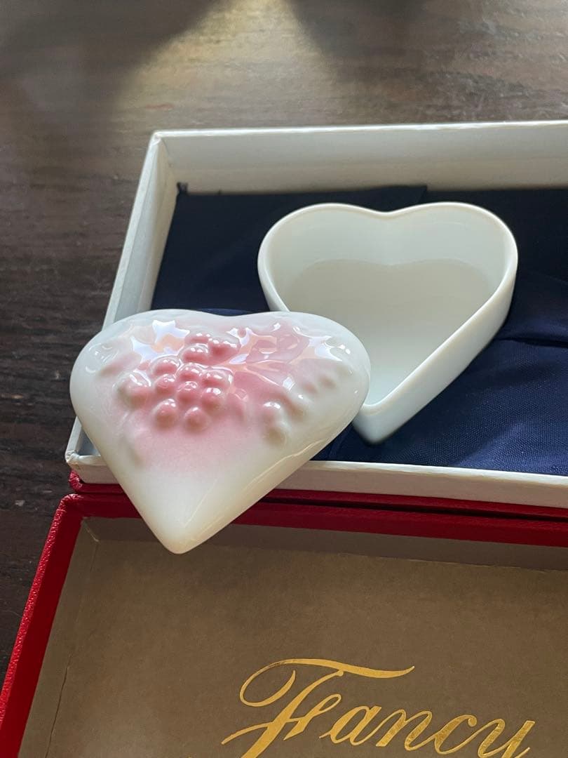 大倉陶園 OKURA ハート型 小物入れ 蓋付 ボンボニエール 葡萄