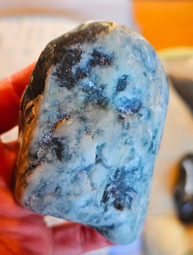 圧倒的パワー‼️青色❔緑❔糸魚川産 翡翠 原石