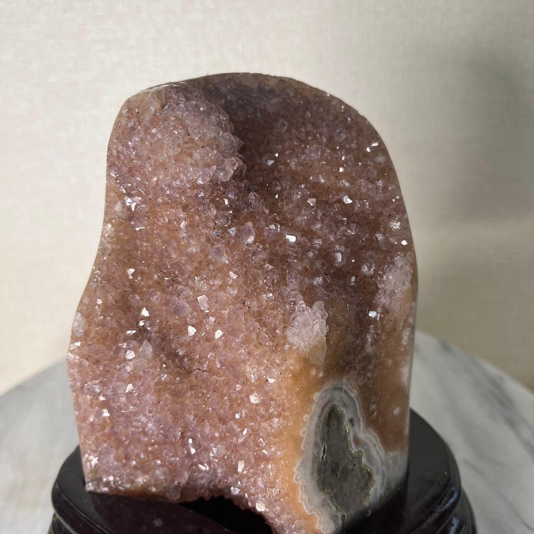 【天然石】⑥ブラジル産　ピンク　アメジストドーム　ジオード 置物 木製台座付き