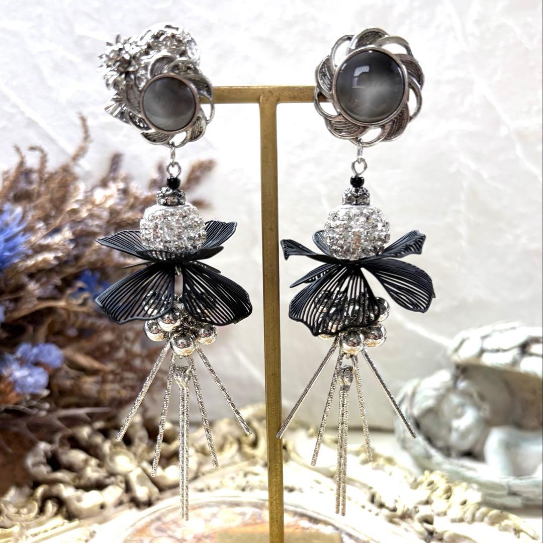 182 ブラック透かし花びら等々のブラック✖︎シルバーアクセ　ピアスorイヤリング