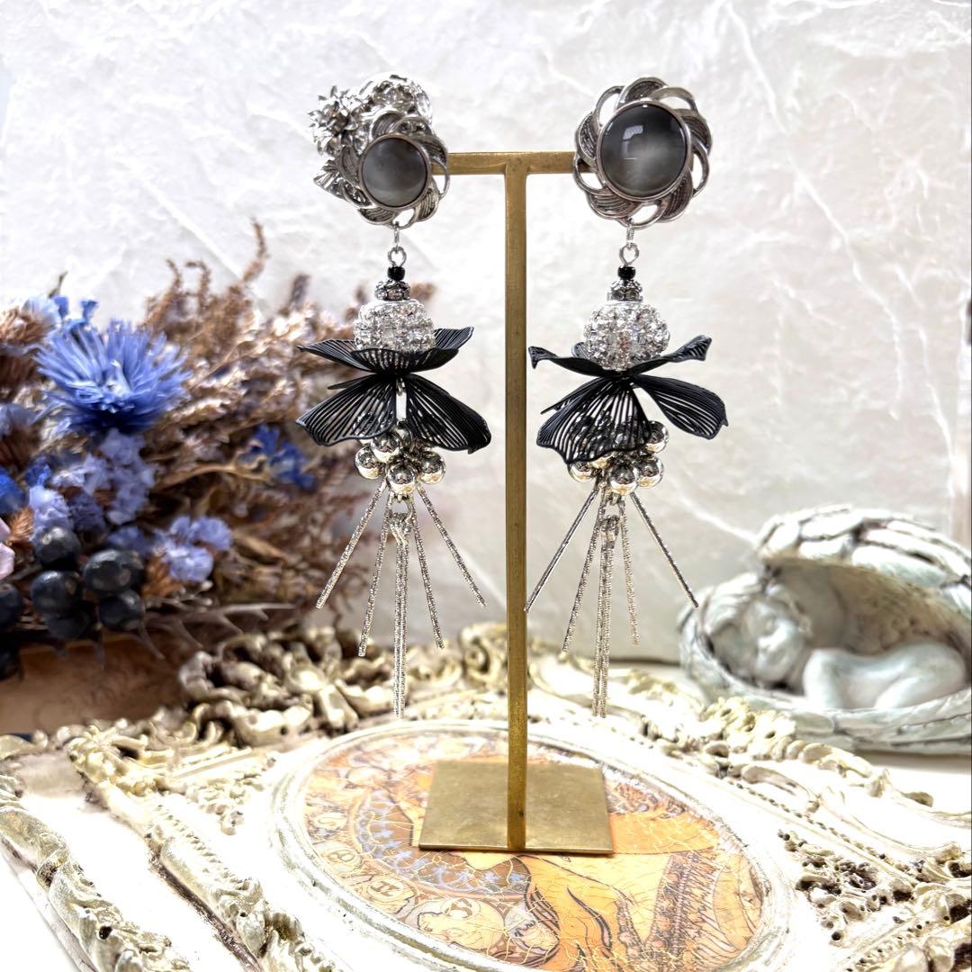 182 ブラック透かし花びら等々のブラック✖︎シルバーアクセ　ピアスorイヤリング