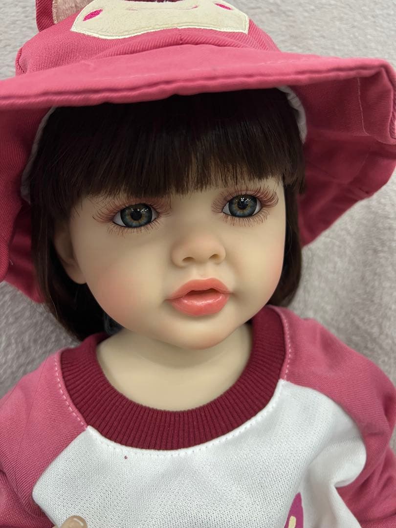 ピンクの服のリアルな人形
