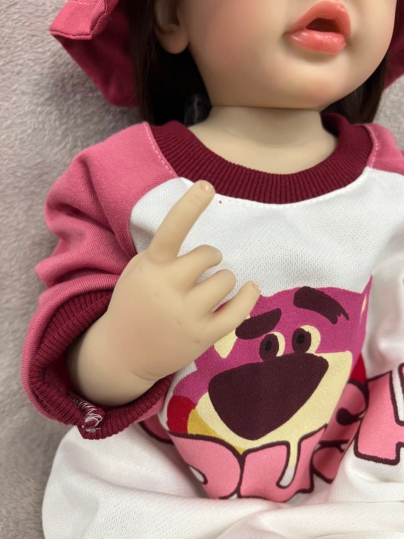 ピンクの服のリアルな人形