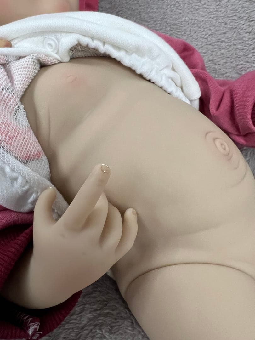 ピンクの服のリアルな人形