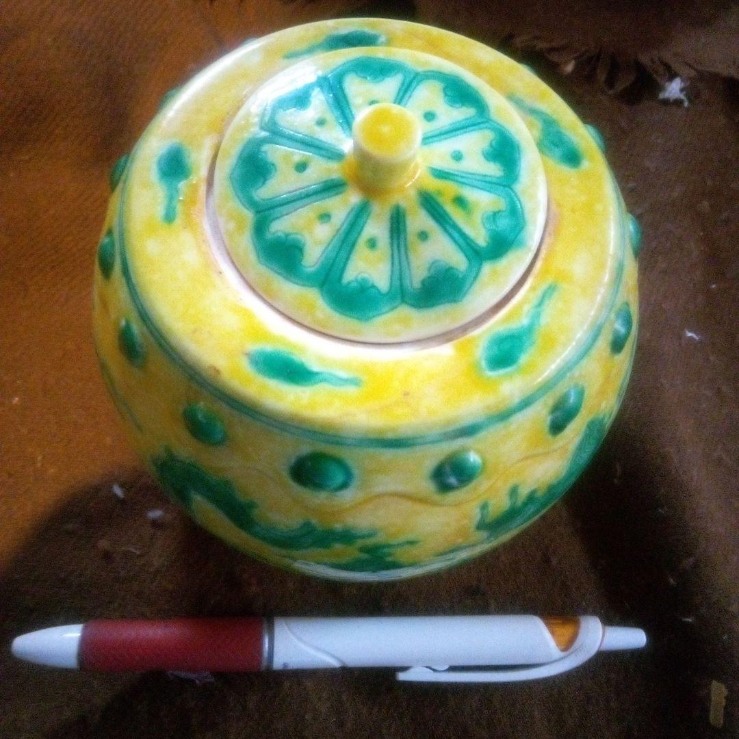 中国陶磁器　明成化　ドラゴン模様の蓋付き陶器