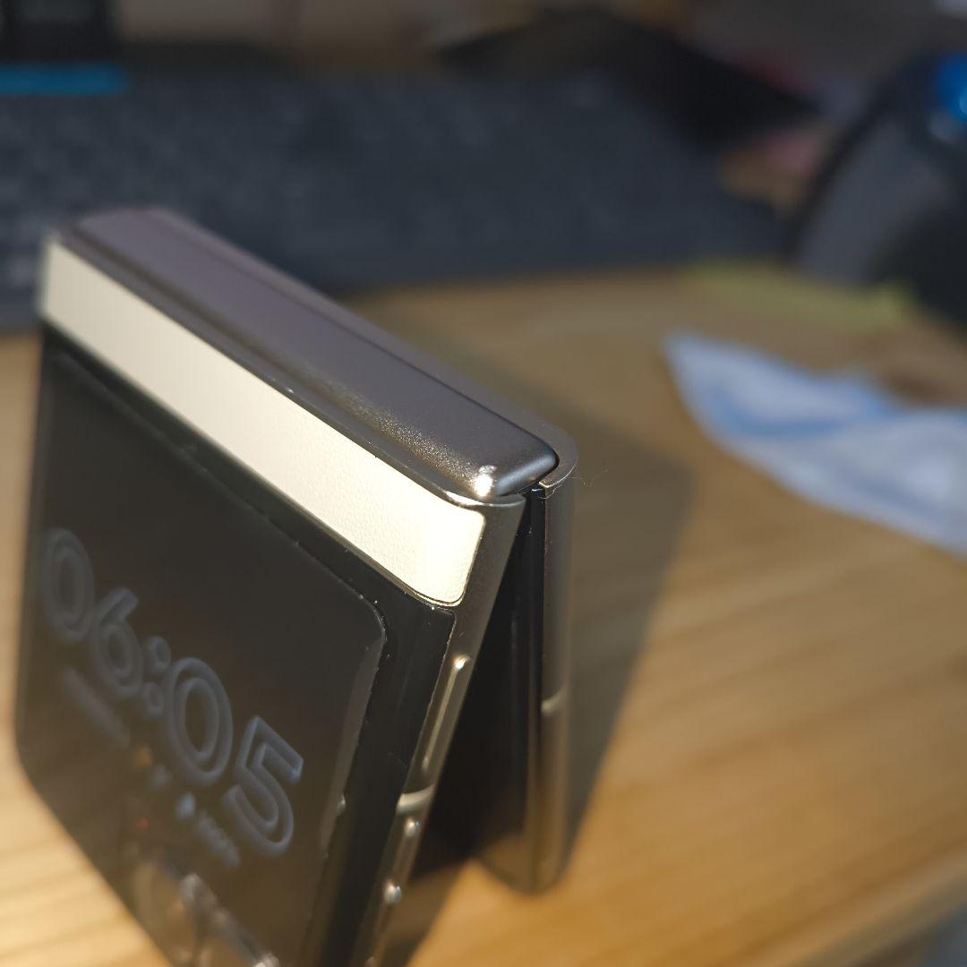 中古 motorola razr 50s サンドクリーム おまけ付き
