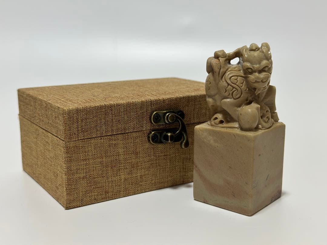 68寿山石麒麟印面　3.5cm 黄石　美品　印石　印材　書道　落款　雅号　箱付き
