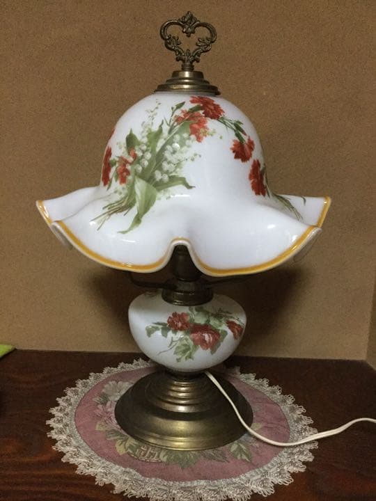 レトロなランプ　乳白色にカーネーション53cmx37cm 30万円相当