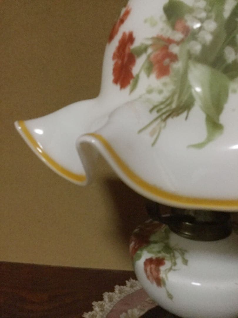 レトロなランプ　乳白色にカーネーション53cmx37cm 30万円相当