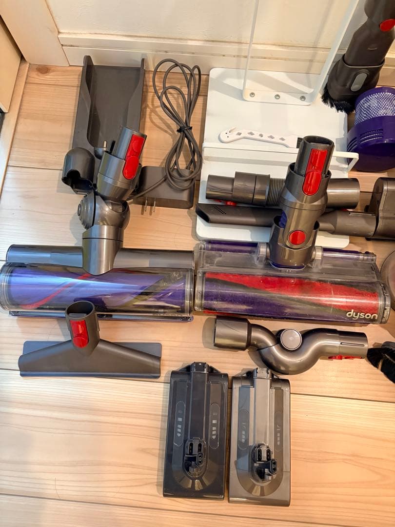 ダイソンSV12ジャンク品 クリーナー本体 、各種パーツ付
