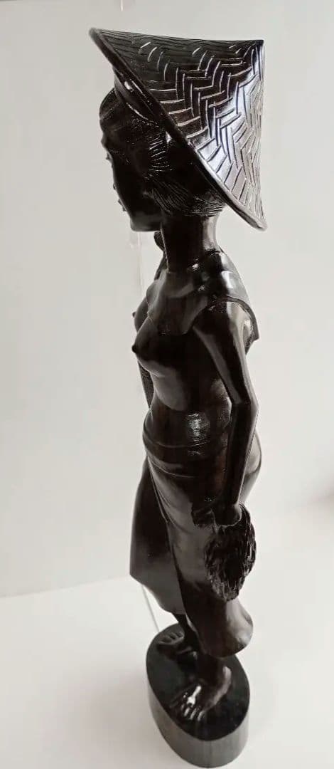 「木製彫刻 果物籠を持つ女」1点です。(BALI 工芸品)