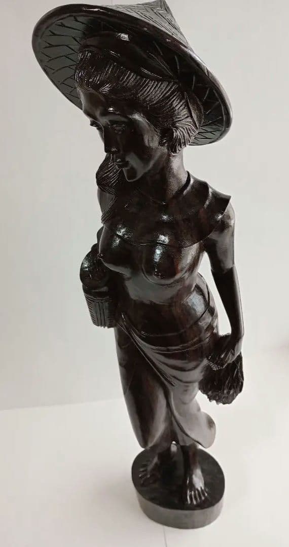 「木製彫刻 果物籠を持つ女」1点です。(BALI 工芸品)