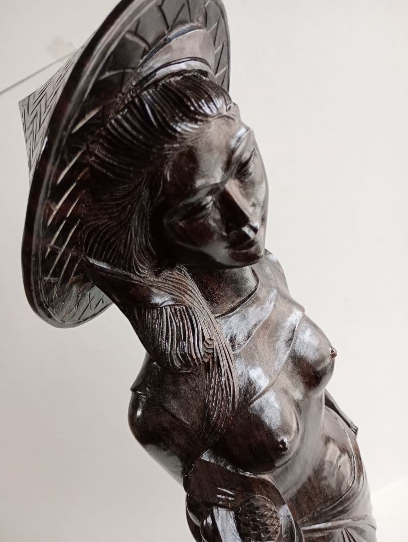 「木製彫刻 果物籠を持つ女」1点です。(BALI 工芸品)