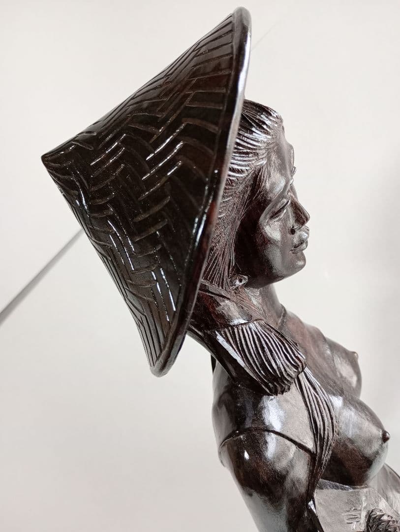 「木製彫刻 果物籠を持つ女」1点です。(BALI 工芸品)