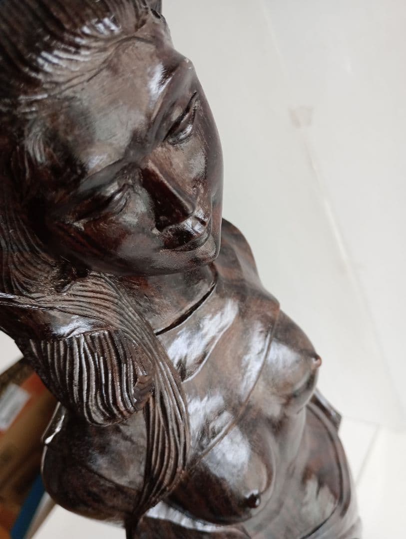 「木製彫刻 果物籠を持つ女」1点です。(BALI 工芸品)