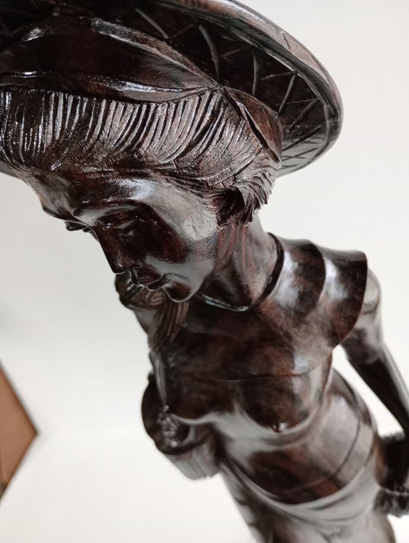 「木製彫刻 果物籠を持つ女」1点です。(BALI 工芸品)