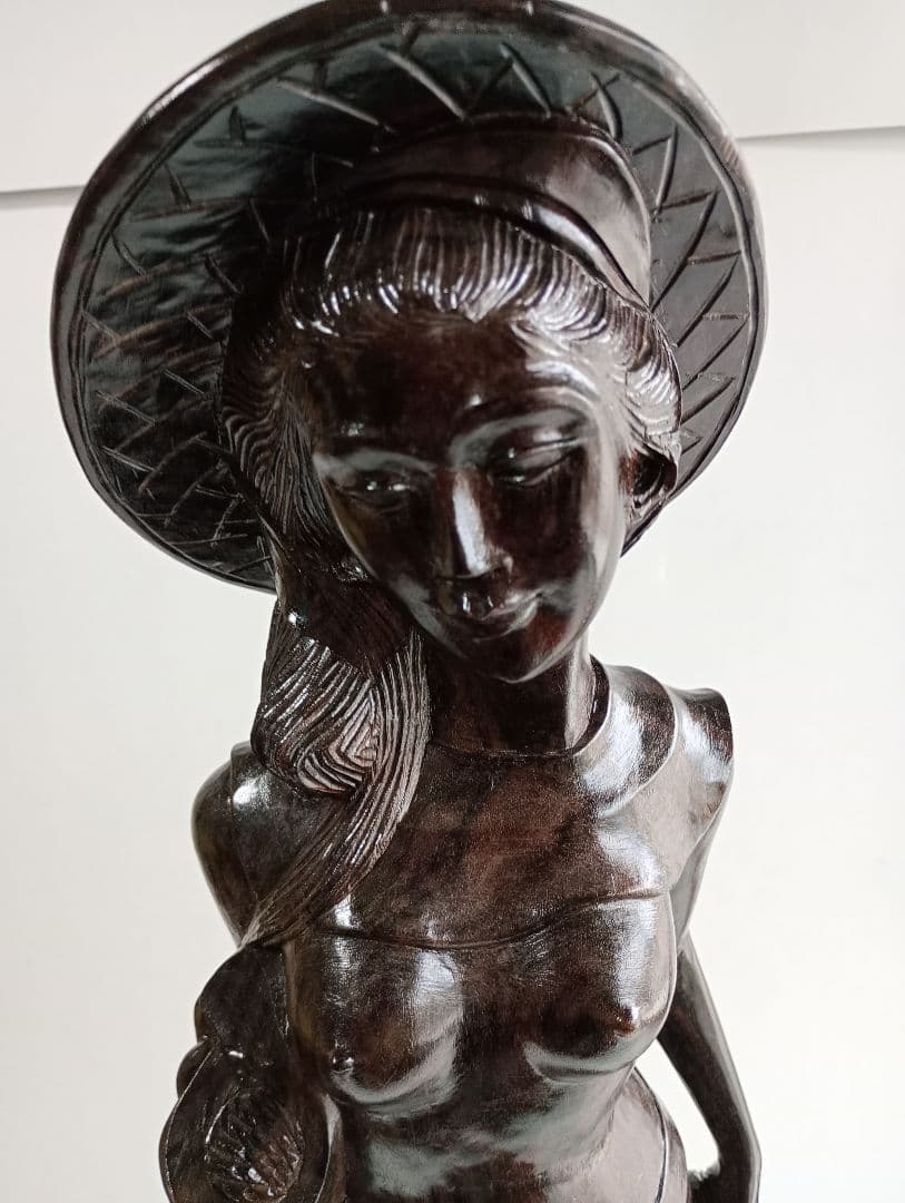 「木製彫刻 果物籠を持つ女」1点です。(BALI 工芸品)
