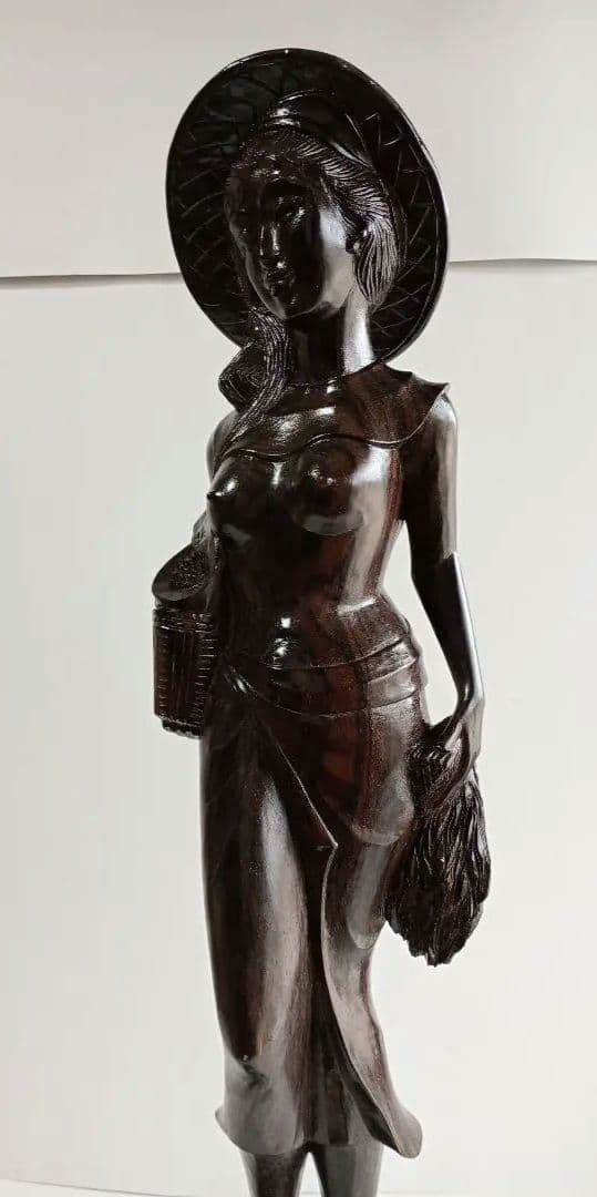 「木製彫刻 果物籠を持つ女」1点です。(BALI 工芸品)