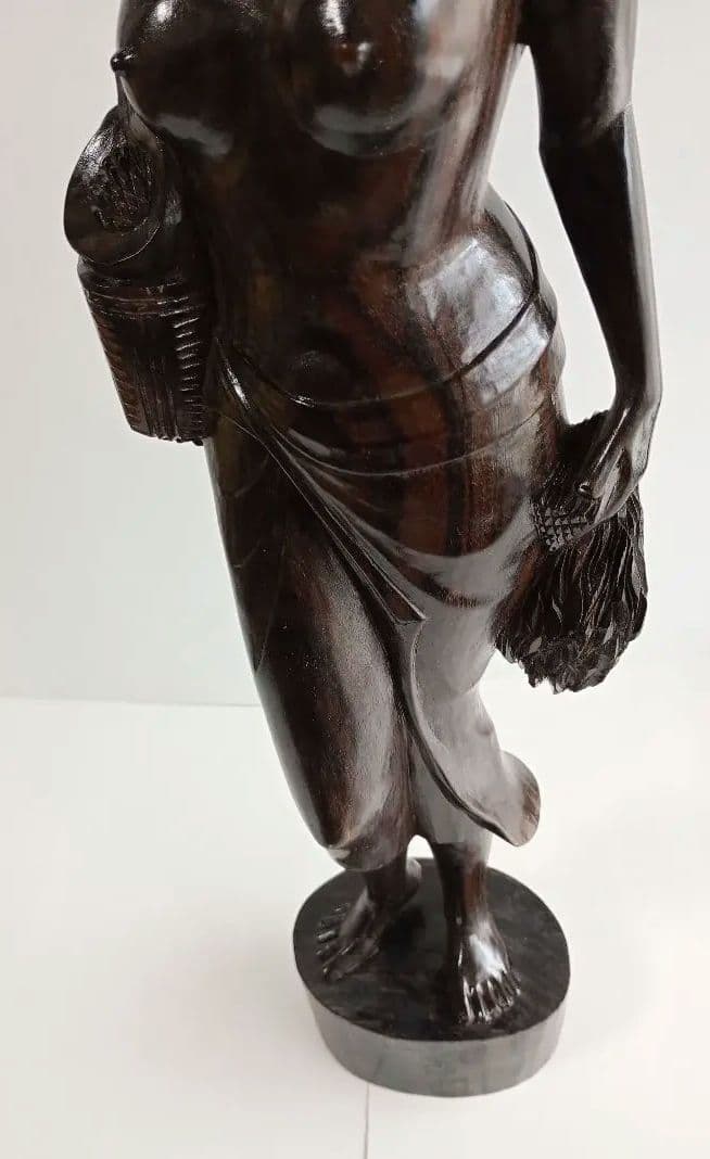 「木製彫刻 果物籠を持つ女」1点です。(BALI 工芸品)