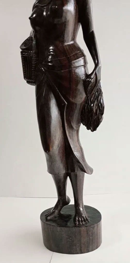 「木製彫刻 果物籠を持つ女」1点です。(BALI 工芸品)