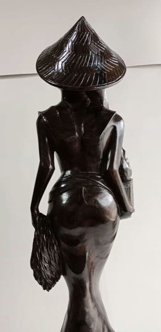 「木製彫刻 果物籠を持つ女」1点です。(BALI 工芸品)