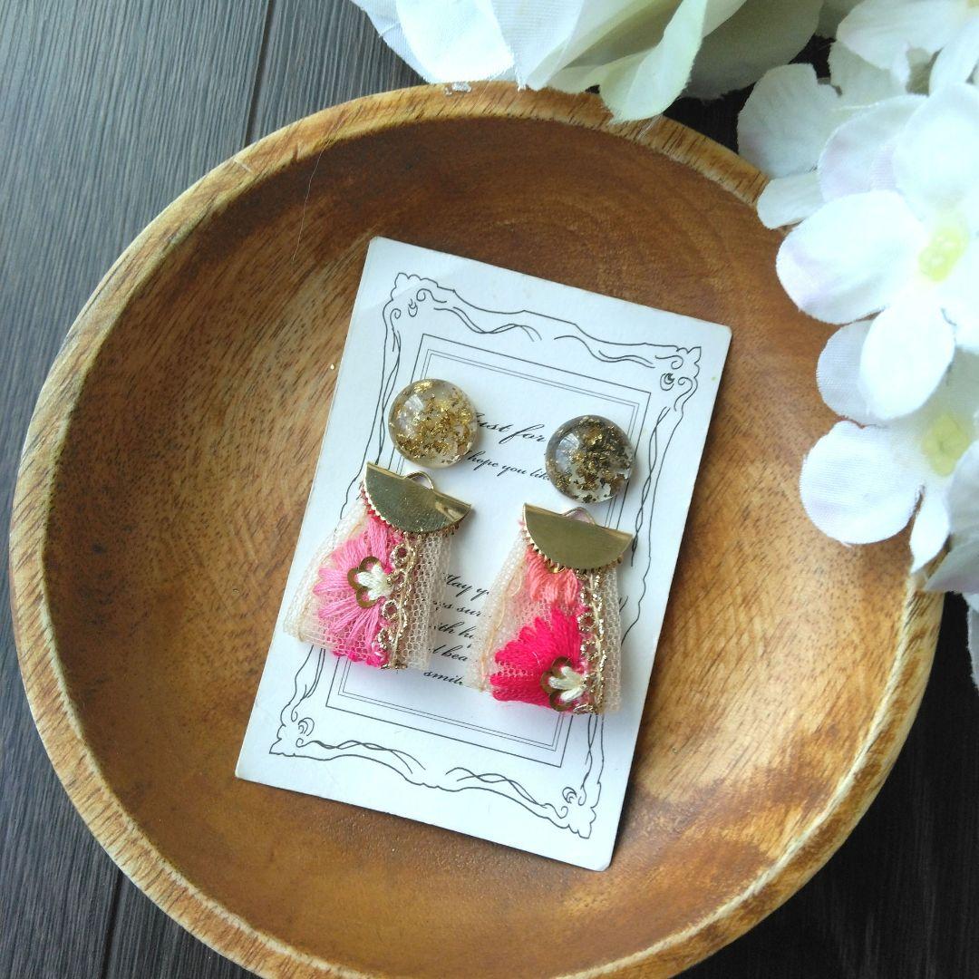 ピンク　赤　刺繍リボン　チロリアンテープ　ボタン　ピアス　イヤリング　金箔