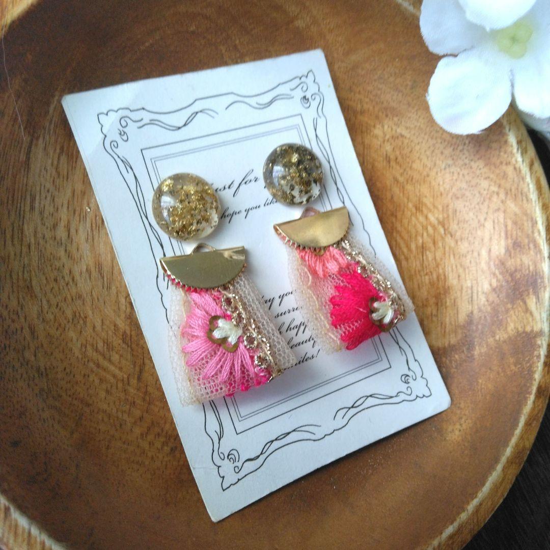 ピンク　赤　刺繍リボン　チロリアンテープ　ボタン　ピアス　イヤリング　金箔