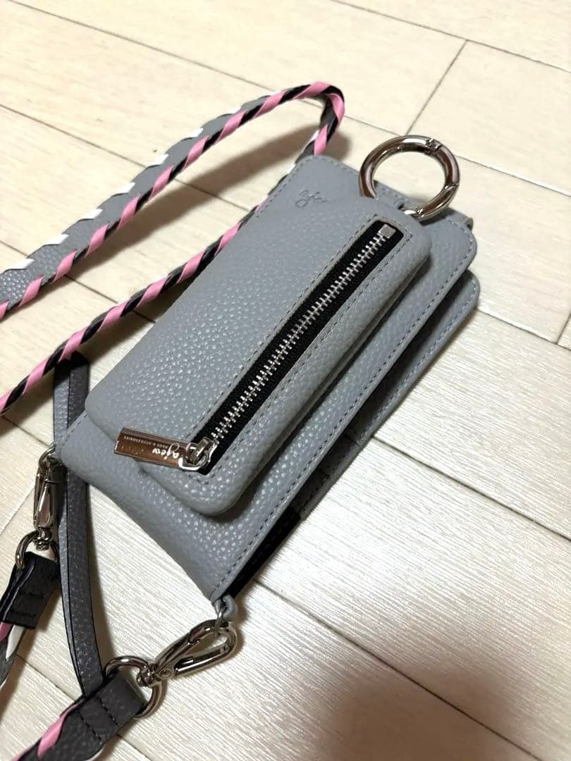 ＢＯＳＳ　　新品同様　ajew マルチ　スマホケース　ストラップ