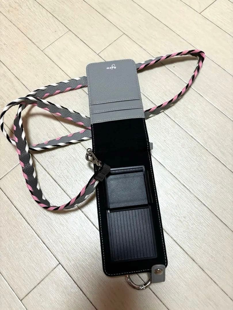 ＢＯＳＳ　　新品同様　ajew マルチ　スマホケース　ストラップ