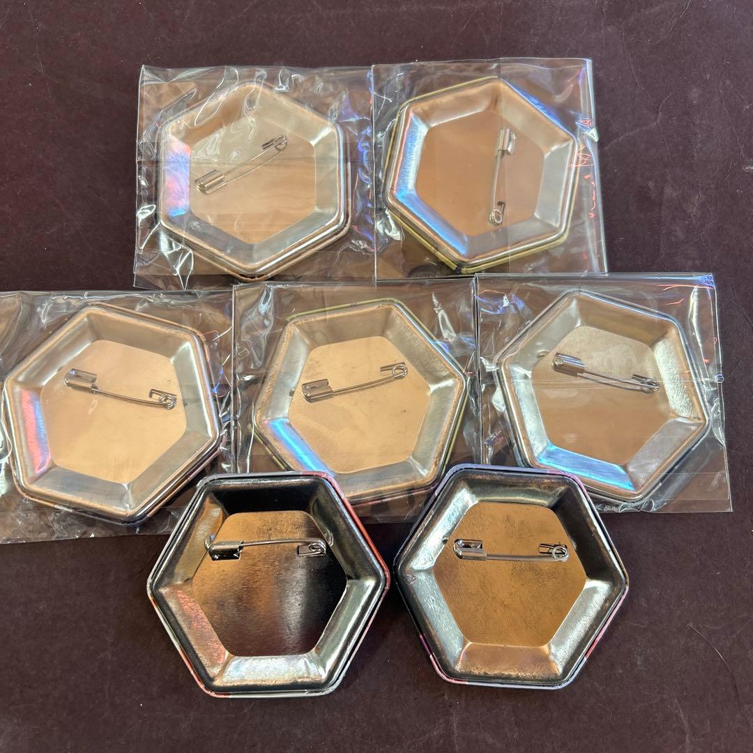 物語シリーズ　六角缶バッジ 7個セット　八九寺真宵　羽川翼　忍野扇　阿良々木暦