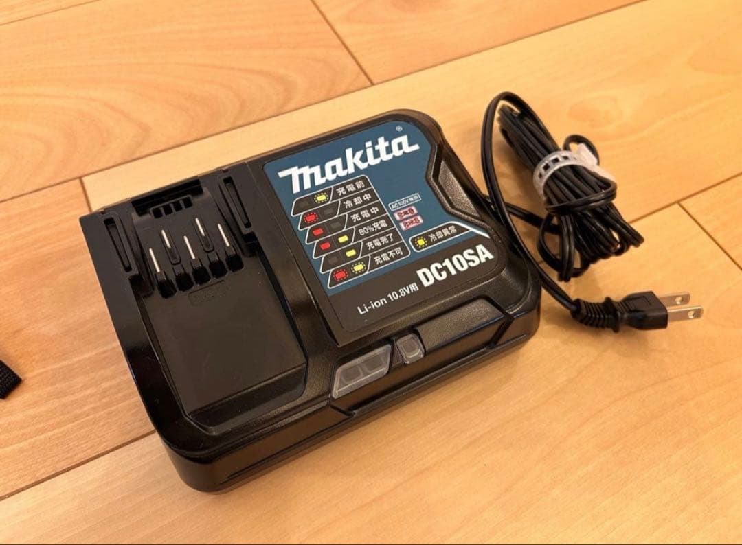 （充電器付）マキタコードレス掃除機　10.8v CL107FD