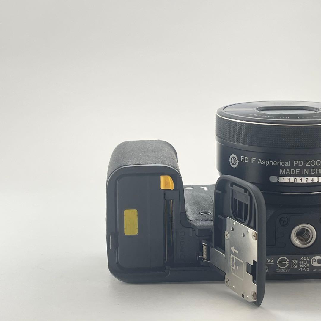 【美品・返品保証】Nikon V2 ブラック パンケーキズームレンズキット