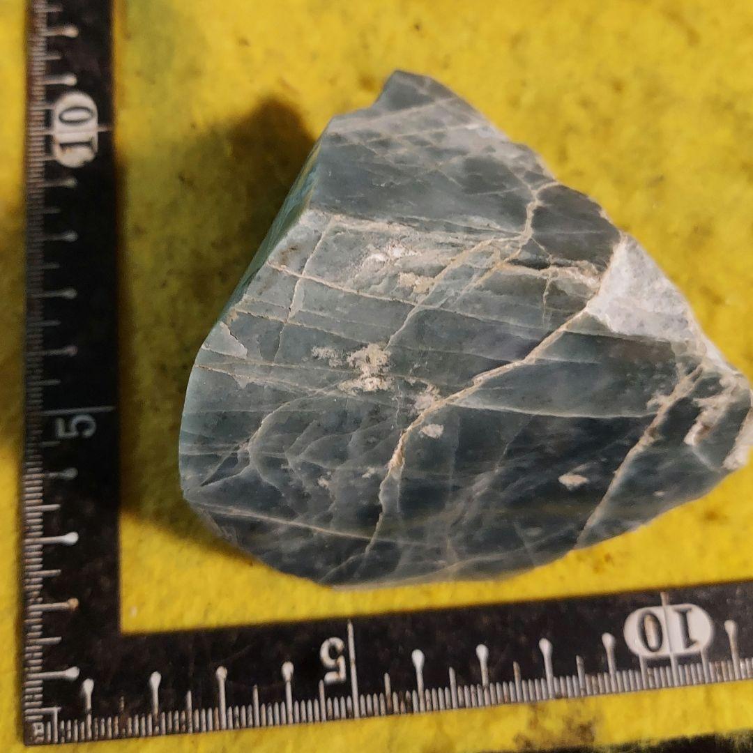 希少！ 産出量の少ない グアテマラ翡翠 JADEITE 原石 多面磨き 452