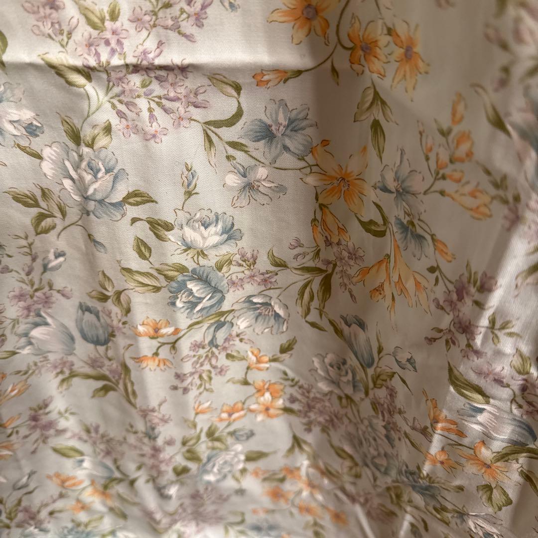 バレンチノガラバーニィのウエスト切り替えデザイン、たっぷりギャザーのエプロン