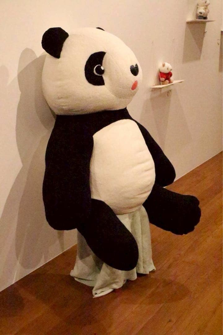 大きなパンダのぬいぐるみ