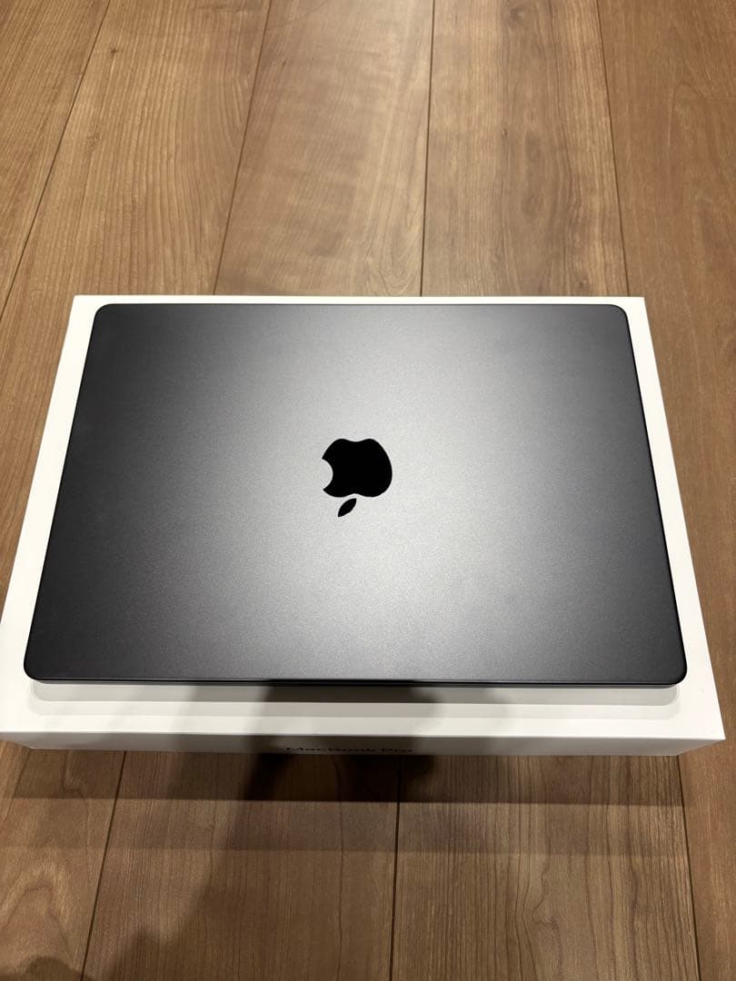【極美品】　MacBook Pro m5
